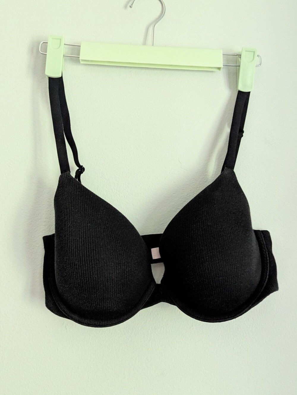 Victoria’s Secret Size 32DD T-shirt Lightly Lined Demi Bra Black Ribbed Knit